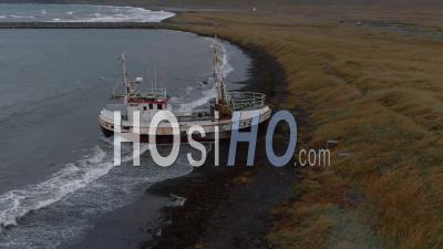Une épave De Bateau De Pêche Dans L'ouest De L'islande - Vidéo Drone