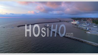 Bateaux Entrant Dans Le Port De Visby Sur L'île De Gotland En Suède, Drone View