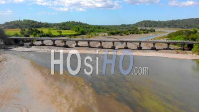Pont Routier Sur La Rivière Sibalom Sur L'île Panay, Philippines - Vidéo Drone