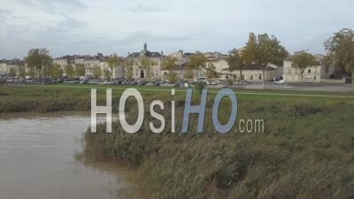 Pauillac, Un Village Du Médoc Sur L'estuaire De La Gironde, France - Vidéo Drone