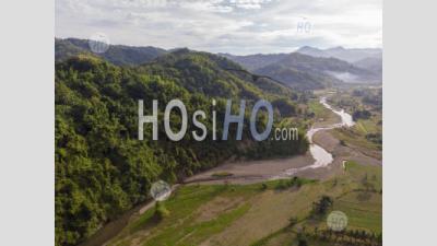 Jungle Covered Mountain Side With River, Philippines - Drone Point Of View - Photographie Aérienne