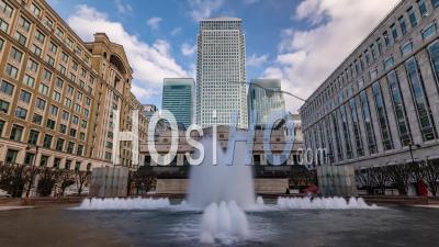 Le Quartier Financier Des Docklands à Londres Avec Une Fontaine