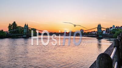Coucher De Soleil Sur Hammersmith Bridge à Londres. Transition De Jour En Nuit (saint Graal)