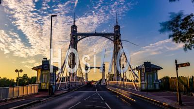 Le Pont Victorien Albert Bridge à Londres Au Coucher Du Soleil