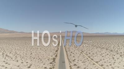 Route Traversant Le Désert Du Mojave En Californie - Vidéo Drone