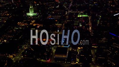 Vue Aérienne De Nuit De High Angle Du Centre-Ville De Los Angeles (dtl) Regardant à L'est, Le Bâtiment Illuminé Est City Hall