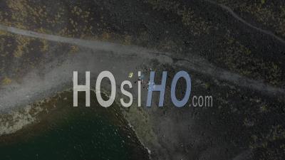 Touristes Au Repos Sur La Plage Du Lagon Volcanique Aux Açores, Vidéo Drone