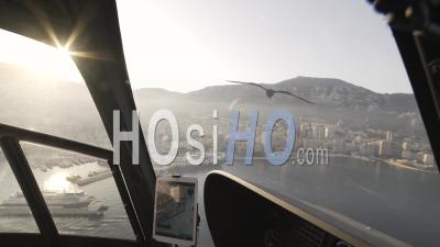 Vue Du Poste De Pilotage D'un Hélicoptère Survolant Monaco