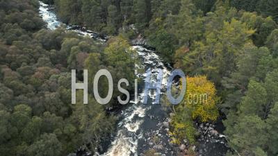 Vue Aérienne Sur River In Scottish Highlands At Autumn - Video Drone Footage