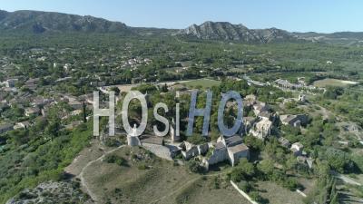 Église Saint-Laurent Dans Le Village D'eygalières - Vidéo Drone