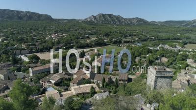 Église Saint-Laurent Dans Le Village D'eygalières - Vidéo Drone