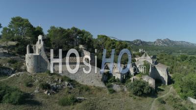 Église Saint-Laurent Dans Le Village D'eygalières - Vidéo Drone