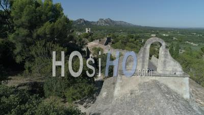 Église Saint-Laurent Dans Le Village D'eygalières - Vidéo Drone