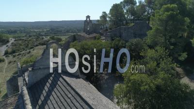 Église Saint-Laurent Dans Le Village D'eygalières - Vidéo Drone