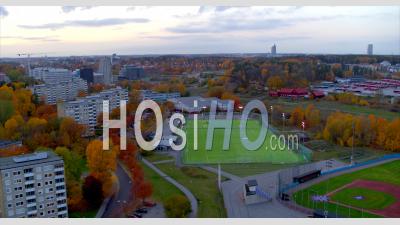 Vue Aérienne Sur Le Terrain De Football Dans Le Centre De Stockholm, Suède - Vidéo Drone