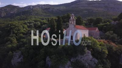 Eglise Sur Une Colline Au Monténégro – Vidéo Par Drone