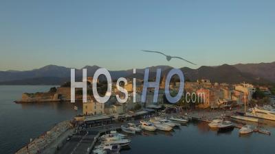 Vue Aérienne De Bateaux Amarrés Dans Le Port De St Florent - Vidéo Par Drone