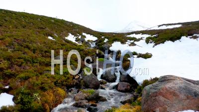 Cascade à Aviemore Avec Montagnes Cairngorm Dans La Neige, Ecosse, Vidéo Par Drone