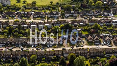 Vue Aérienne Du Lotissement Britannique Classique, Maisons Anglaises D'en Haut - Vidéo Par Drone