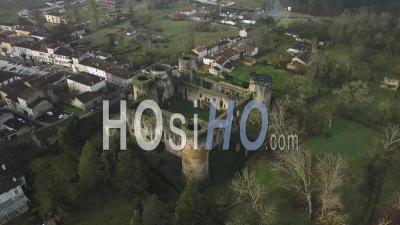 Vue Aérienne Du Château Fort Médiéval De Villandraut En Hiver - Vidéo Aérienne Par Drone