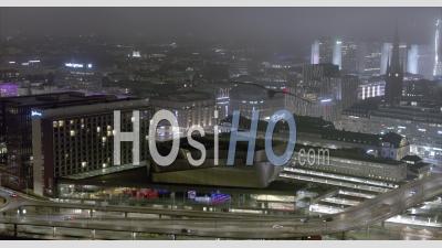 Éclairé Le Centre-Ville La Nuit à Stockholm En Suède - Vidéo Aérienne Par Drone