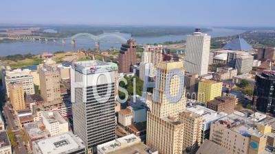 Downtown Memphis Tennessee, Gratte-Ciel, Gratte-Ciel, Entreprises, Skyline, Stade Et Fleuve Mississippi - Vidéo Aérienne Par Drone