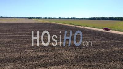 Une Camionnette Rouge Voyageant Sur Un Chemin De Terre Dans Une Zone Agricole Rurale Du Mississippi - Vidéo Aérienne Par Drone