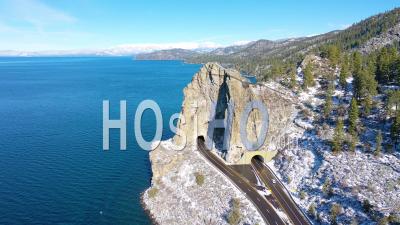 2020- Hiver Neige Aerial Cave Rock Tunnel Le Long De La Rive Est Du Lac Tahoe, Nevada, Avec La Route Et Le Trafic En Dessous - Vidéo Par Drone