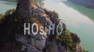 Une Ruine Abandonnée Sur Le Lac Zhinvali En République De Géorgie - Vidéo Par Drone