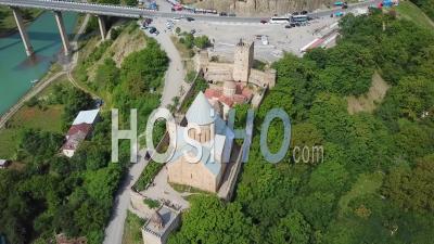 Autour D'un Magnifique Château Et église Sur Le Lac Zhinvali En République De Géorgie - Vidéo Par Drone