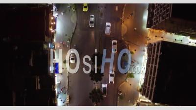 De Nuit, Suivant Des Voitures Dans La Vieille Ville D'amman, En Jordanie Avec Des Bâtiments, Du Trafic Et Des Voitures Sur Route - Vidéo Par Drone