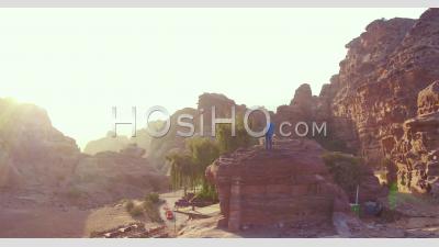Homme Debout Et Regardant Le Bâtiment Du Monastère à Petra, Jordanie - Vidéo Par Drone