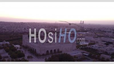 Au Crépuscule De La Mosquée Islamique Au Centre-Ville D'amman, Jordanie - Vidéo Par Drone