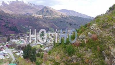 2019 - Une Vallée En Nouvelle-Zélande Avec Une Petite Ville Ou Un Village à Distance - Vidéo Aérienne Par Drone