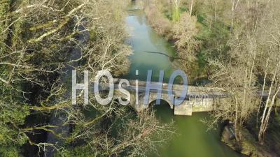 Village De Saint-Pastour En Journée Ensoleillée - Vidéo Par Drone