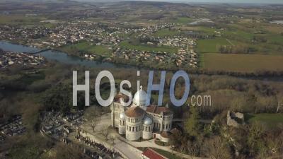 Notre Dame De Peyragude Sur Sa Colline Surplombant Le Lot - Vidéo Par Drone