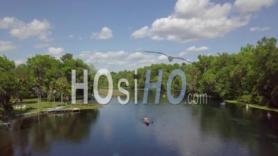 Rainbow River Kayaking Sur Une Journée Ensoleillée - Vidéo Par Drone