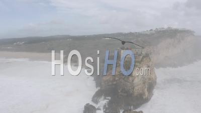 Voler Autour Du Phare De Nazaré Et Du Public Regardant Les Vagues - Vidéo Drone