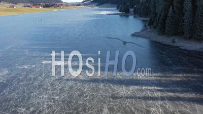 Lac Gelé Et Patinage Sur Glace - Vidéo Drone