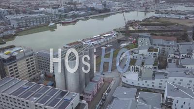 Le Vieux Silo à Grains Classé Près Du Bassin Flottant - Vidéo Drone