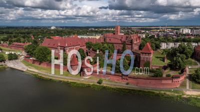 Castle Of The Teutonic Order In Malbork, Malbork ( Zamek W Maborku, Ordensburg Marienburg ) - Video Drone Footage