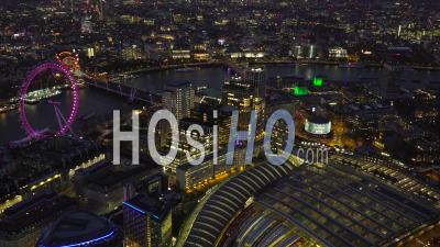 London Eye, Southbank, La Tamise Et La Gare De Waterloo La Nuit, Londres Filmé Par Hélicoptère