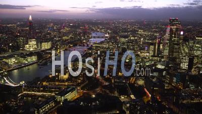 Ville De Londres Et Tamise Au Crépuscule, Londres Filmé Par Hélicoptère