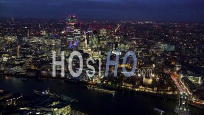 Tower Bridge, La Tour De Londres, La Ville De Londres Et La Tamise Au Crépuscule, Londres Filmé Par Hélicoptère