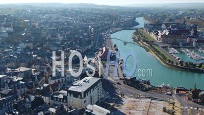 Vue Aérienne Au-Dessus De Trouville Durant The Confinement Covid19 - Vidéo Par Drone