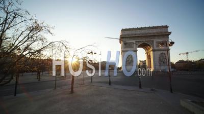 Place De L'etoile Et Arc De Triomphe à Paris Pendant Le Confinement De Covid-19 - Vidéo Par Drone
