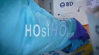 2020 - Les Patients Atteints De Coronavirus Covid-19 Sont Testés Dans Une Clinique Drive Thru. Robes, Masques Et Désinfectant Pour Les Mains Illustrés.