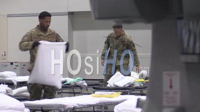 2020 - National Guardsmen Set Up Beds And Cots At The Santa Clara Convention Center In California An Emergency Hospital During The Coronavirus Covid-19 Outbreak Epidemic.