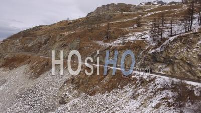 Trois Voitures Conduisant Sur Une Route à Côté D'un Lac Dans Les Alpes, Tignes, France - Vidéo Drone