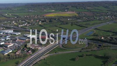 Vue Aérienne Au-Dessus De L'a13, Autoroute En Normandie, Pendant Le Confinement Covid19 - Vidéo Par Drone